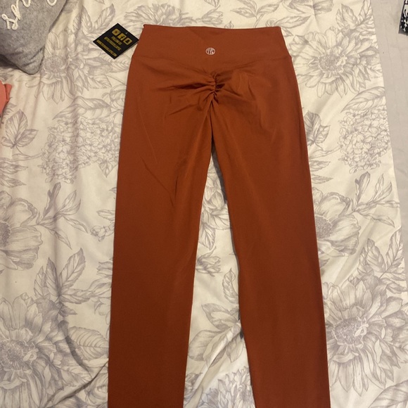 TYC-Til You Collapse Effortless Scrunch Leggings - Copper - Picture 3 of 3